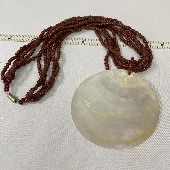 Large polished shell necklace brown seed beads - Picture 9 of 10